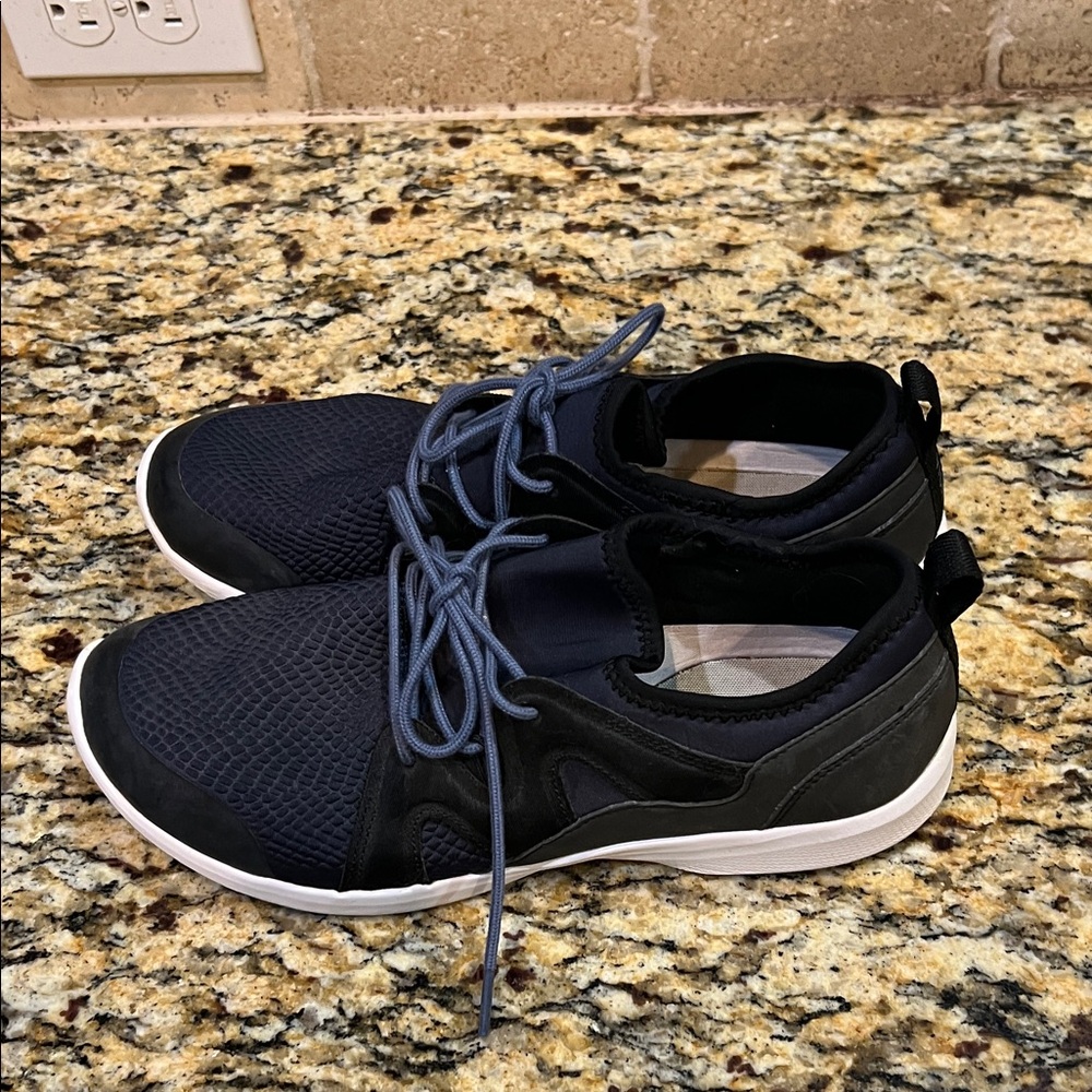 Women’s Vionic Sky Storm Active Navy and Black Sneakers - Picture 5 of 7